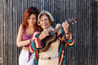 Alicia Puccio y su nieta Alicia Domínguez. Foto gentileza revista Caras.
