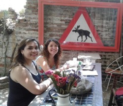 Nicole Umaña y Giovanna Arce en El Café del Barrio